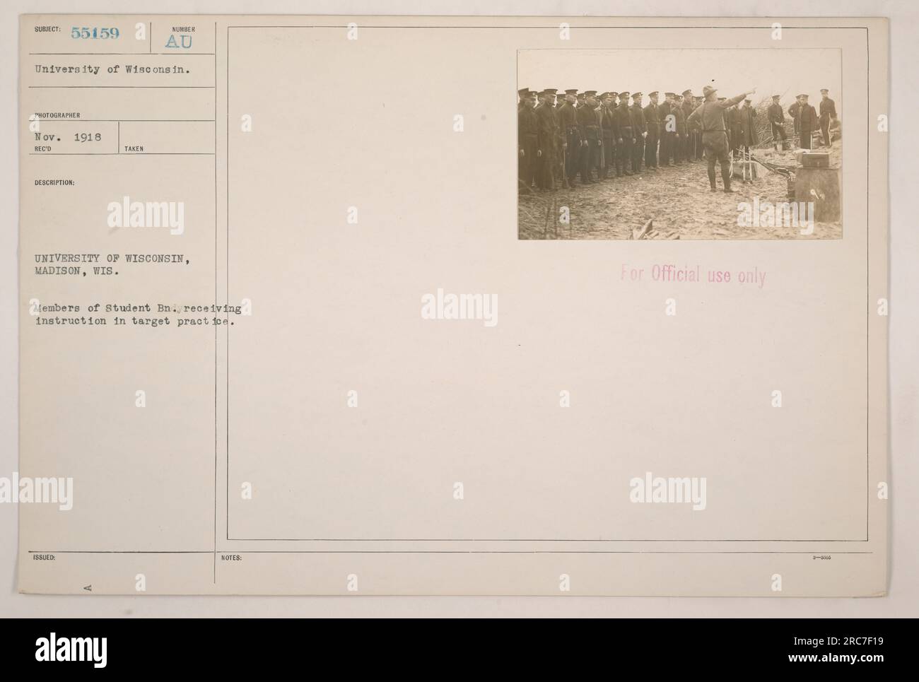 Membres du bataillon étudiant à l'Université du Wisconsin à Madison, Wisconsin, recevant une instruction dans la pratique des cibles pendant la première Guerre mondiale La photo a été prise en novembre 1918 et a été émise par l'Université du Wisconsin. Cette image est réservée à un usage officiel. Banque D'Images