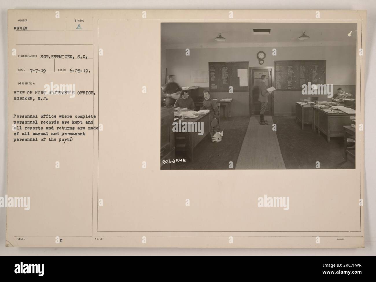 Vue du bureau de Port adjudant à Hoboken, N.J. Il s'agit du bureau du personnel où tous les dossiers et rapports du personnel sont conservés pour les membres du personnel temporaire et permanent du port. Photo prise le 25 juin 1919 par le sergent Stemizer. Record officiel numéro 58545. Banque D'Images