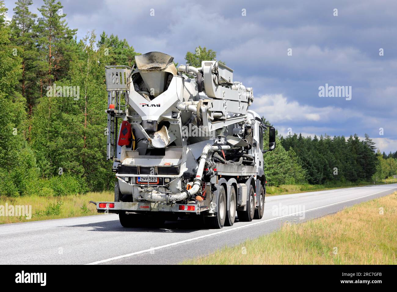 Camion blanc Mercedes-Benz Arocs 3243 avec pompe à béton Putzmeister M28-4 Pumi montée sur camion sur la route 25 à Raasepori, Finlande. 7 juillet 2023. Banque D'Images