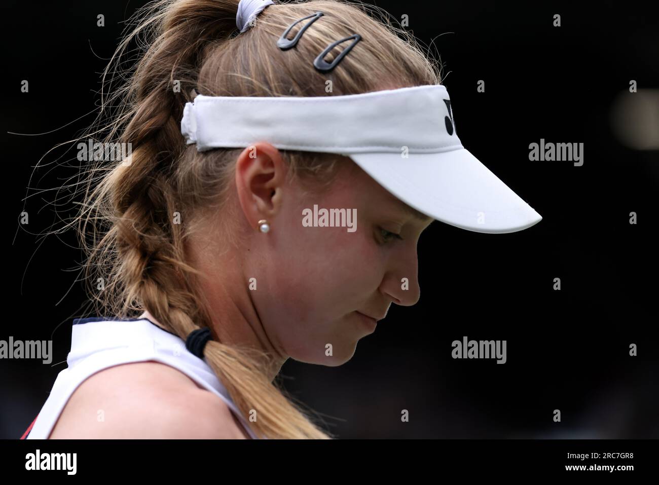 Wimbledon, Royaume-Uni. 12 juillet 2023. Elena Rybakina, championne en titre de Wimbledon, quitte la cour après sa défaite en demi-finale contre ONS Jabeur, de Tunisie, à Wimbledon. Crédit : Adam Stoltman/Alamy Live News Banque D'Images