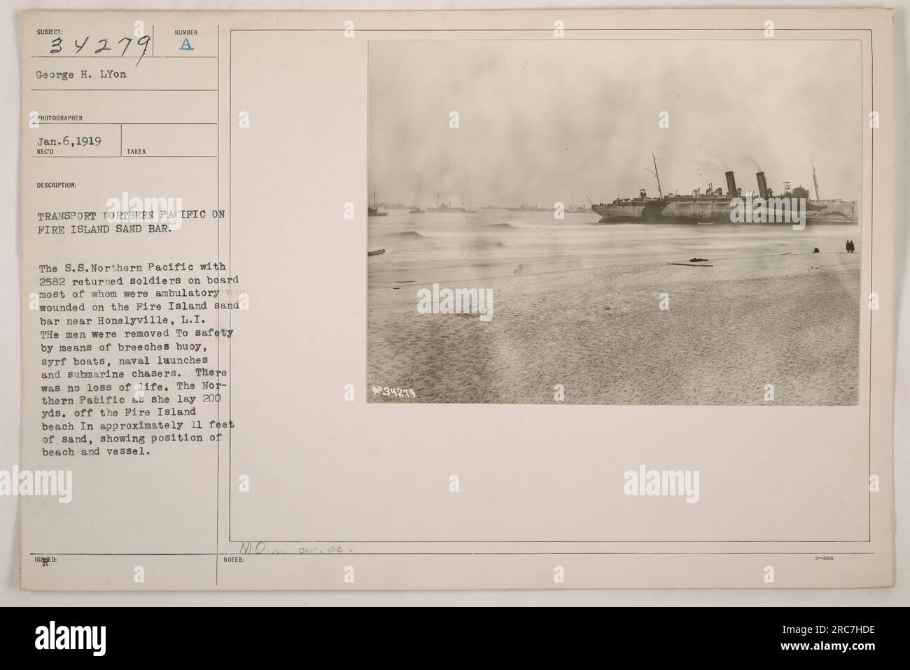 'Une image prise par le photographe George H. Lyon le 6 janvier 1919 montre le navire de transport Northern Pacific sur le banc de sable de Fire Island. Le navire avait à son bord 2 582 soldats de retour, dont beaucoup étaient blessés en ambulatoire. Les hommes ont été évacués en toute sécurité à l'aide de bouées de culotte, de bateaux de surf, de lanceurs navals et de chasseurs de sous-marins. Il n'y a pas eu de victimes. L'image montre également la position du navire à environ 200 yards de la plage de Fire Island dans environ 11 pieds de sable. Banque D'Images