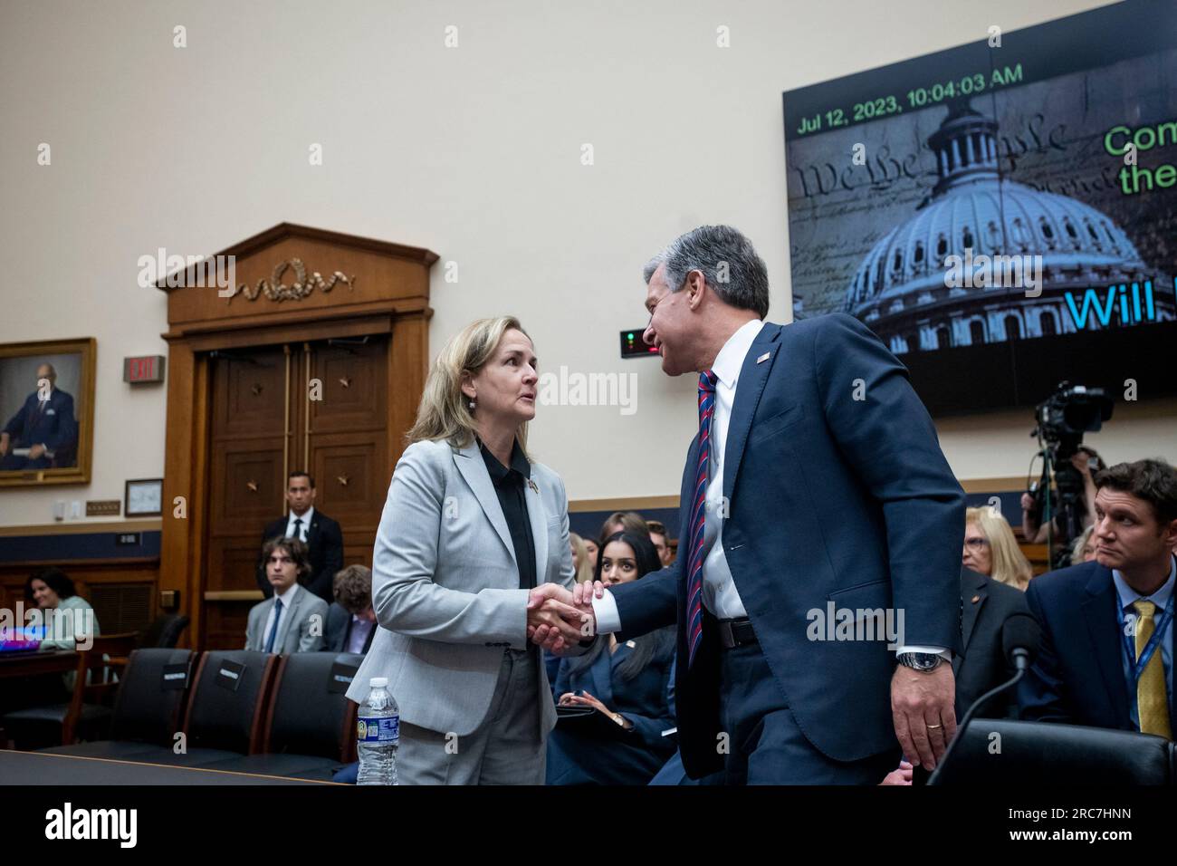 Washington, États-Unis. 12 juillet 2023. Christopher Wray, directeur du Federal Bureau of Investigation, à droite, est accueilli par Madeleine Dean, représentante des États-Unis (démocrate de Pennsylvanie), à gauche, alors qu’il arrive pour un comité de la Chambre sur l’audience judiciaire « supervision du Federal Bureau of Investigation » dans le Rayburn House Office Building à Washington, DC, États-Unis, mercredi, 12 juillet 2023. Photo de Rod Lamkey/CNP/ABACAPRESS.COM crédit : Abaca Press/Alamy Live News Banque D'Images