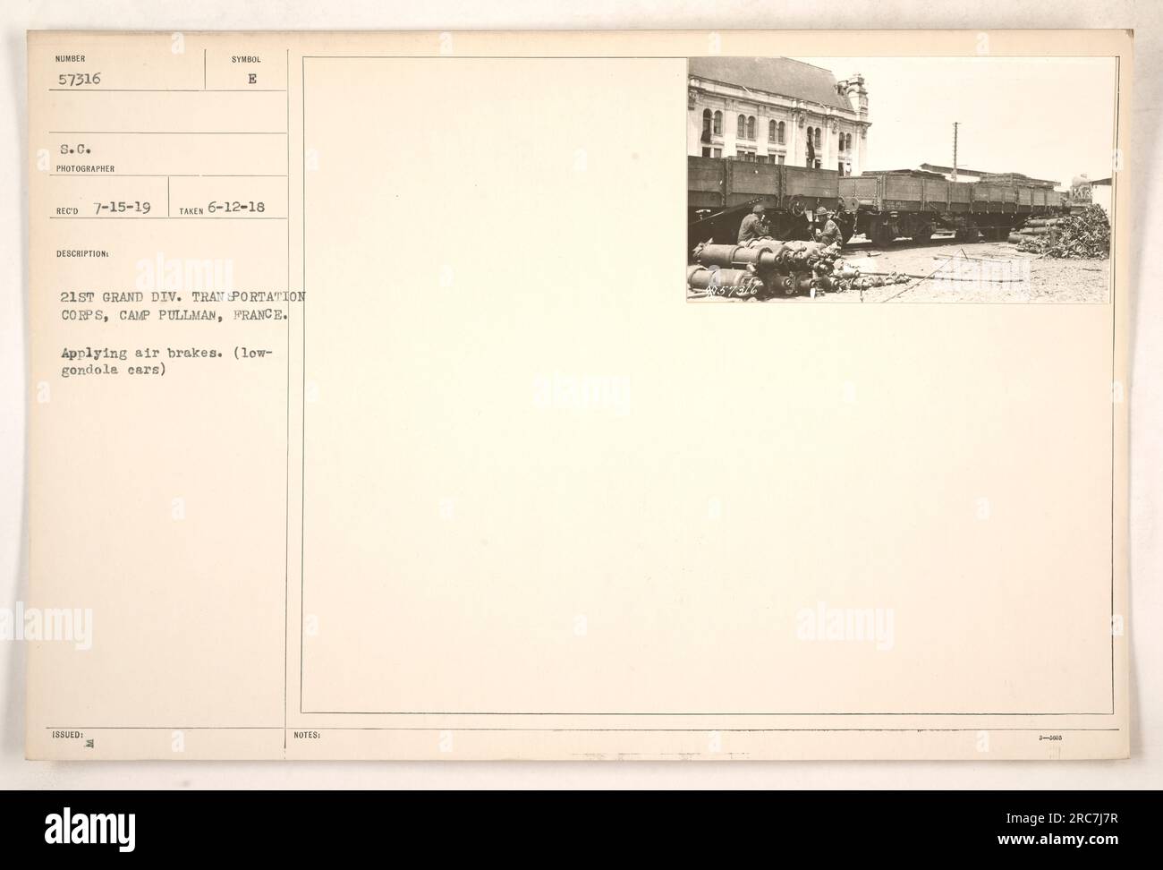 Des soldats du Transportation corps au Camp Pullman, en France, sont montrés en train d'appliquer des freins pneumatiques sur des voitures à gondole basse. La photographie a été prise le 12 juin 1918 par le photographe SC, avec le numéro d'identification attribué 57316. La description note que cette image représente les activités du corps de transport de la 21e Grande Division. Banque D'Images