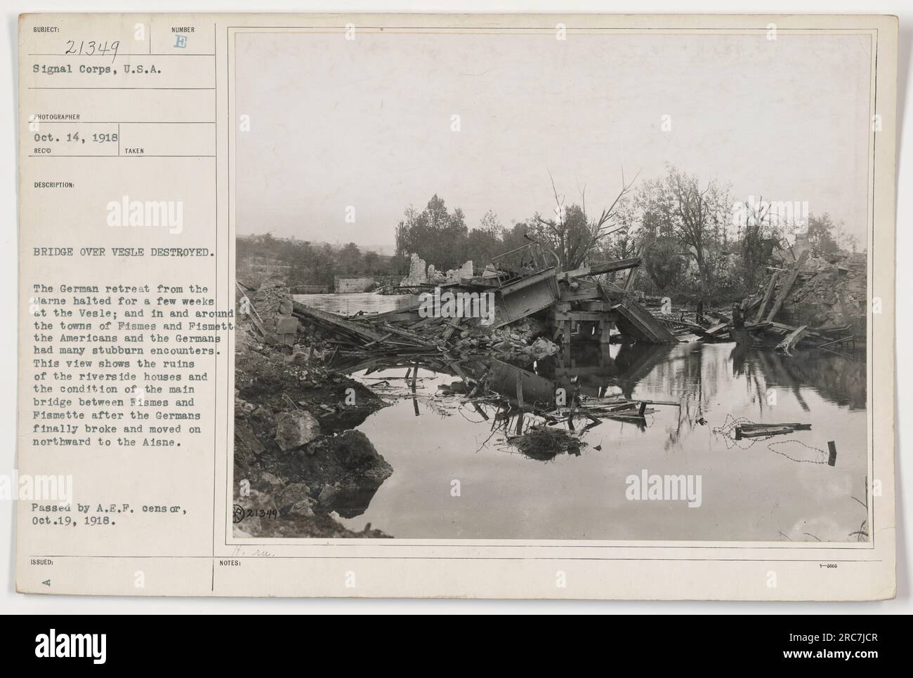 Ruines de maisons et détruit Sumber Bridge sur la rivière Vesle pendant la première Guerre mondiale Le pont et les zones environnantes ont été fortement endommagés lors des batailles entre les forces américaines et allemandes. Cette photo capture la dévastation après que les Allemands se sont retirés et se sont déplacés vers l'Aisne. (Note : information tirée de la description officielle du US signal corps et publiée par le censeur de l'A.E.P. le 19 octobre 1918) Banque D'Images