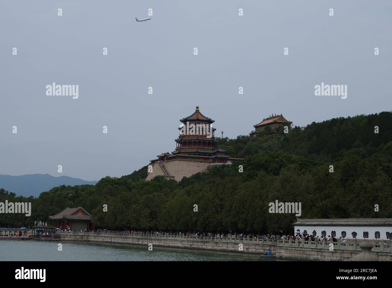 De nombreux touristes visitent le Palais d'été à Pékin, en Chine. 11 juillet 2023. (Photo ChinaImages/Sipa USA) crédit : SIPA US/Alamy Live News Banque D'Images