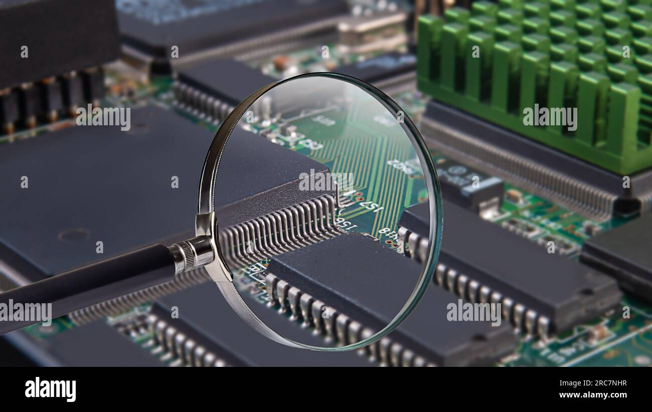 vue de la carte de circuit imprimé avec les composants actifs et passifs montés en surface à travers la loupe Banque D'Images