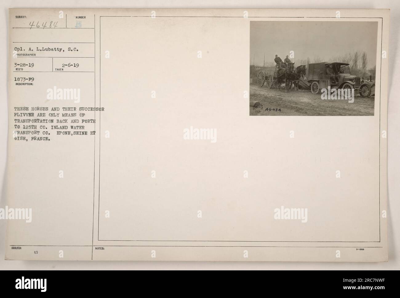 'Chevaux et Flivver utilisés comme transport par 125th Co. Transport par voie navigable, Epone, France. Prise le 28 mars 1919 par le Cpl. A.L. Lubatty de S.C. Cette photo, portant le numéro d'identification 46484, a été émise le 6 février 1919.' Banque D'Images
