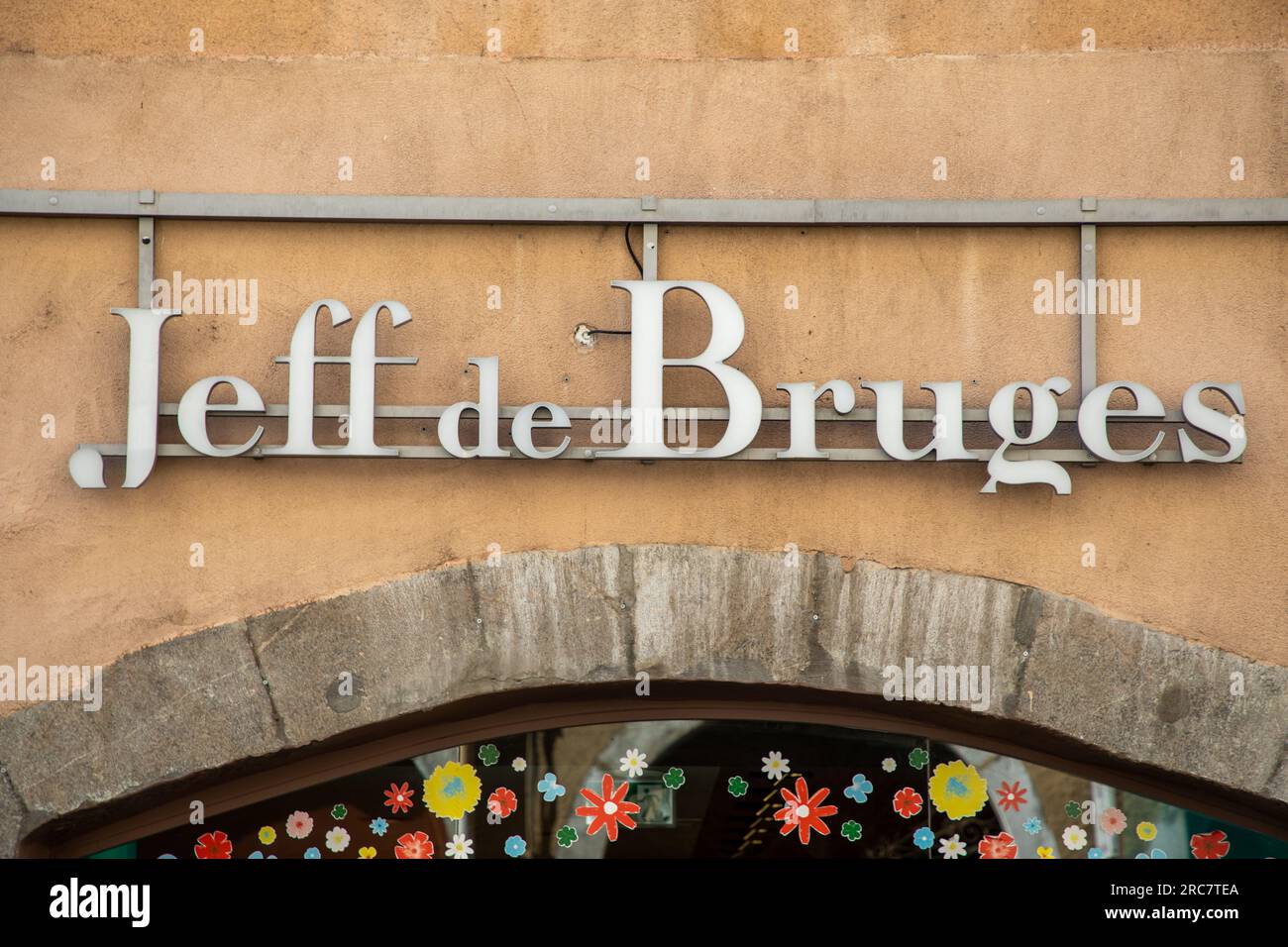 Bordeaux , France - 07 10 2023 : jeff de bruges logo marque et signe de texte mur de rue façade magasin chocolaterie boutique de bonbons au chocolat français de Bel Banque D'Images