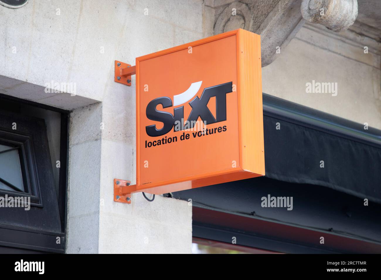 Bordeaux , France - 06 27 2023 : marque Sixt logo de location de véhicule et signe de texte pour le bureau de location de voitures dans la rue de magasin de France Banque D'Images