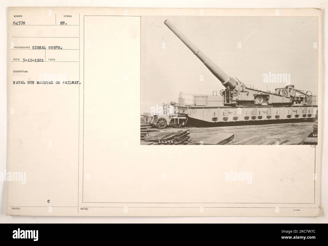 Canon naval monté sur une voie ferrée. Cette photographie, prise par le signal corps en 1921, montre un canon naval avec le symbole BU monté sur une voie ferrée. Il y a des notes indiquant que la photographie précédente de la série est numérotée 64278 et suggère une taille de 30. Banque D'Images