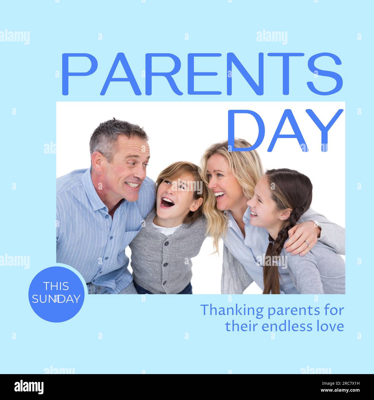 Journée des parents ce dimanche texte sur bleu avec des parents caucasiens heureux, fils et fille embrassant Banque D'Images