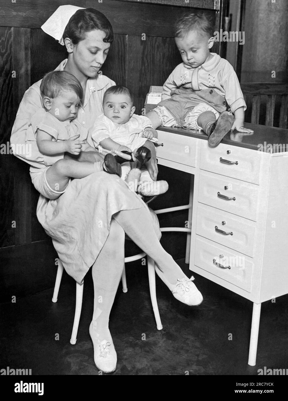 Chicago, Illinois : 1928. Une infirmière s'occupe des enfants pendant que les parents règlent leurs problèmes devant le tribunal des relations familiales. Banque D'Images