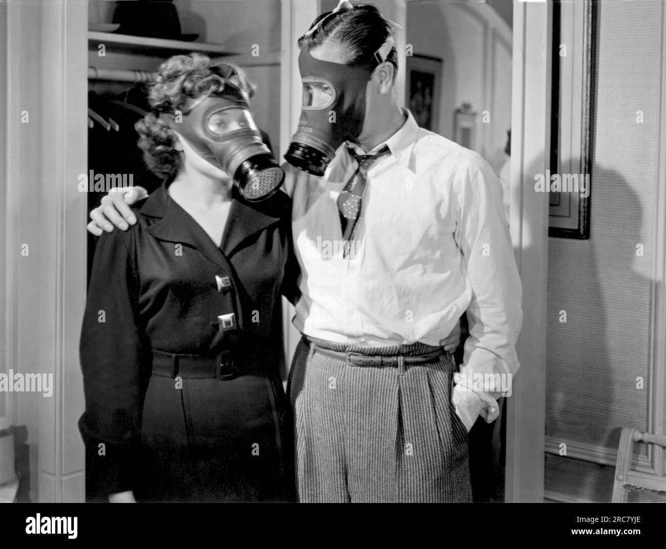 Hollywood, Californie : 1942. Robert Young et Laraine Day dans une image fixe pour le film, Voyage pour Margaret. Banque D'Images