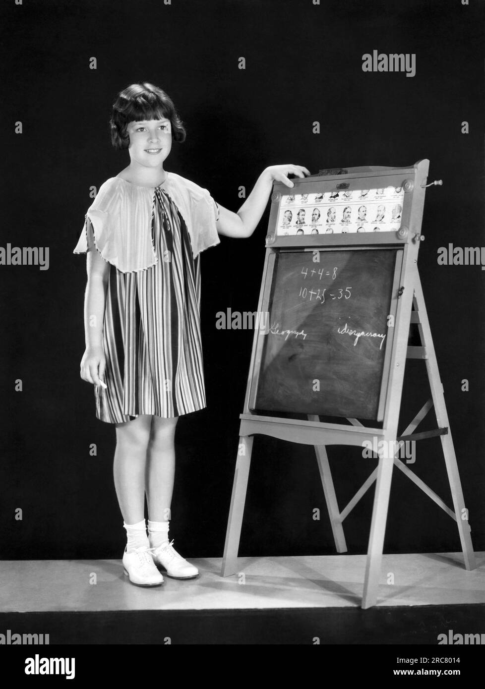 Hollywood, Californie : 1931. Enfant actrice Mitzi Green (1920-1969) montrant ses compétences savantes. Banque D'Images