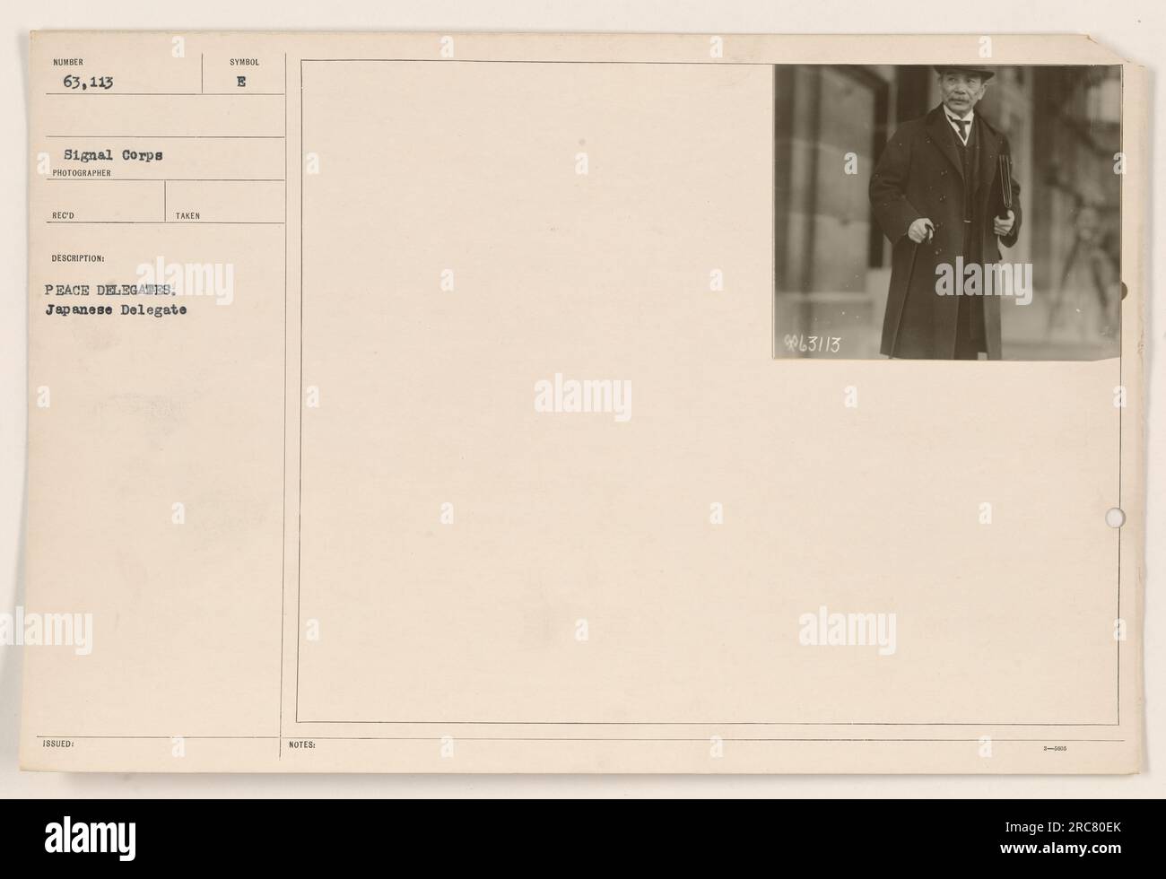 Photographie des délégués de la paix pendant la première Guerre mondiale, représentant un délégué japonais. Ce délégué, identifié par le corps de signalisation comme le numéro 63,113, est capturé dans l'image. Le photographe a reçu la description et a pris la photo du délégué japonais, que l'on voit tenant un symbole marqué "E." la note accompagnant la photo était numérotée 9063113 1-0006. Banque D'Images