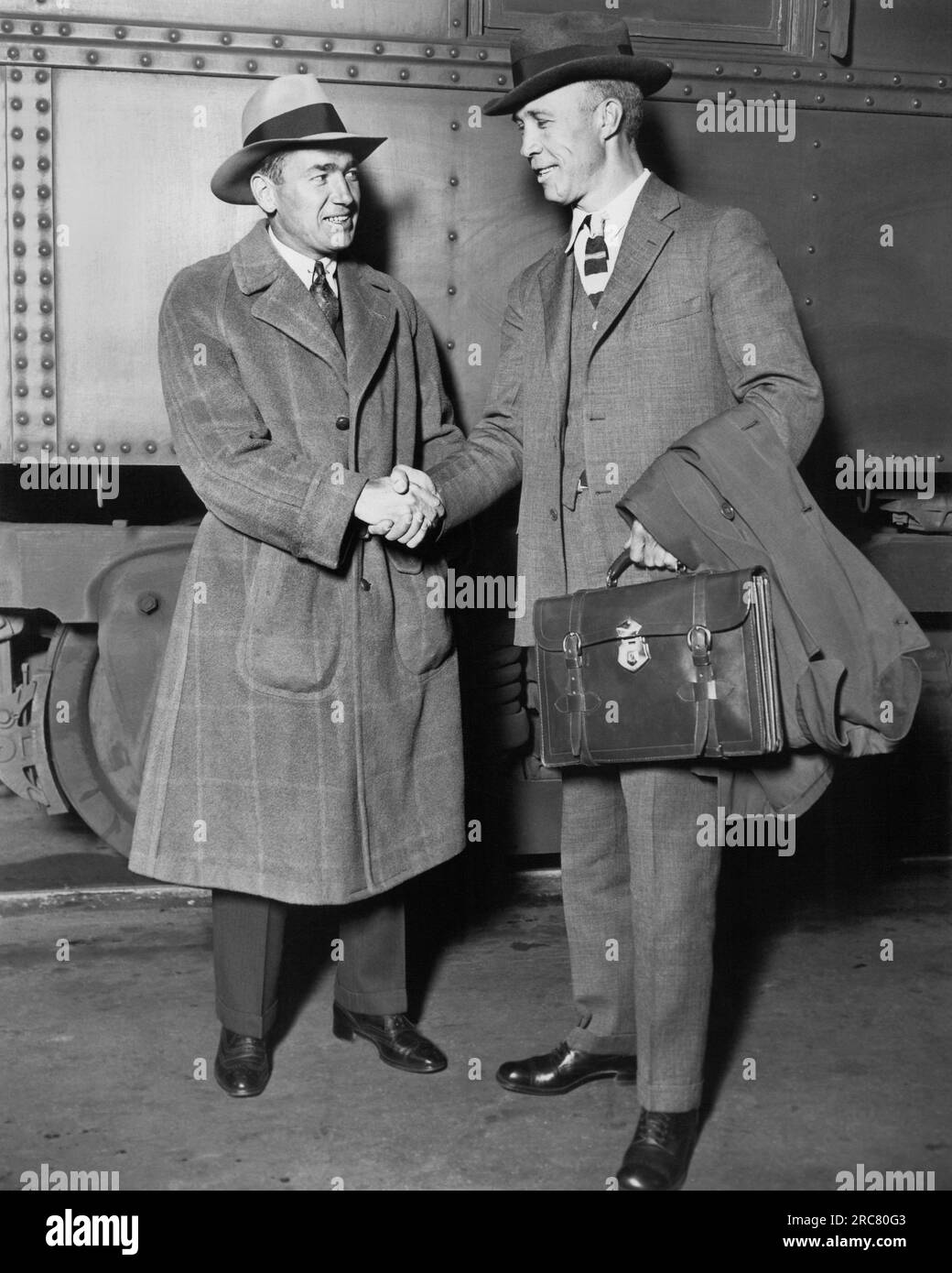 Chicago, Illinois : 23 avril 1930 le golfeur professionnel Leo Diegel (à gauche) accueille le président du comité organisateur des Jeux Olympiques 1932, Zach Farmer, à la gare de Chicago. Banque D'Images