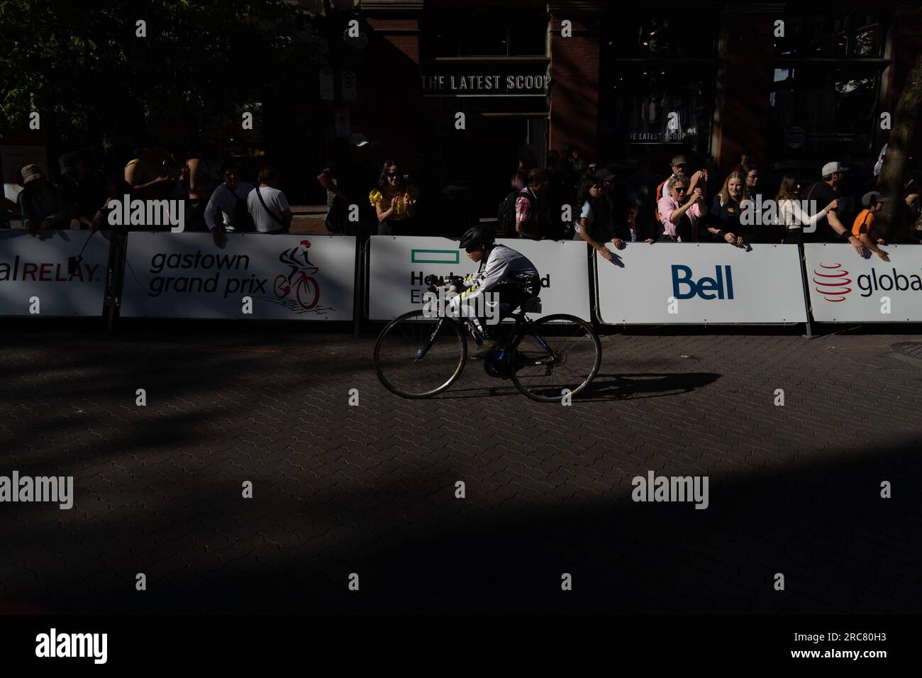 Vancouver, Colombie-Britannique, Canada. 12 juillet 2023. Un jeune cycliste participe à la course cycliste du Grand Prix de Gastown dans le quartier de Gastown, la plus ancienne de la ville de Vancouver, au Canada. (Image de crédit : © Matias Basualdo/ZUMA Press Wire) USAGE ÉDITORIAL SEULEMENT! Non destiné à UN USAGE commercial ! Crédit : ZUMA Press, Inc./Alamy Live News Banque D'Images