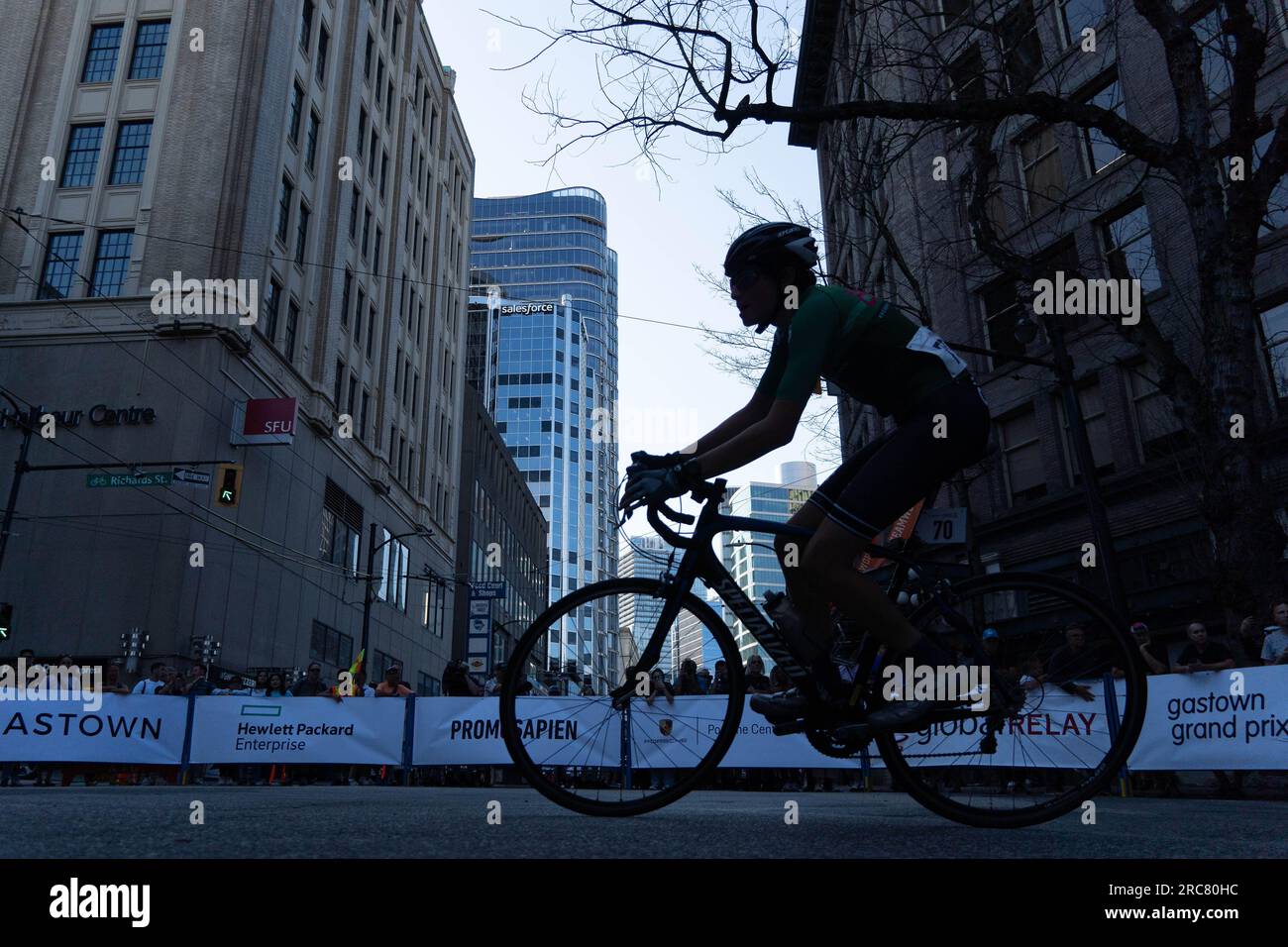 Vancouver, Colombie-Britannique, Canada. 12 juillet 2023. Un cycliste participe à la course cycliste du Grand Prix de Gastown dans le quartier de Gastown, le plus ancien de la ville de Vancouver, au Canada. (Image de crédit : © Matias Basualdo/ZUMA Press Wire) USAGE ÉDITORIAL SEULEMENT! Non destiné à UN USAGE commercial ! Crédit : ZUMA Press, Inc./Alamy Live News Banque D'Images