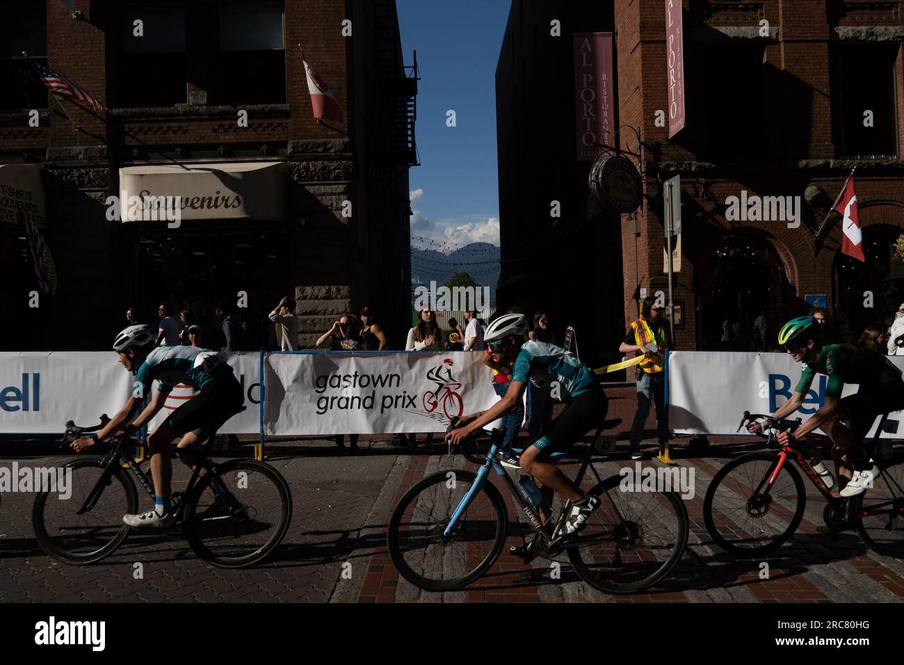 Vancouver, Colombie-Britannique, Canada. 12 juillet 2023. Les cyclistes prennent part à la course cycliste du Grand Prix de Gastown dans le quartier de Gastown, le plus ancien de la ville de Vancouver, au Canada. (Image de crédit : © Matias Basualdo/ZUMA Press Wire) USAGE ÉDITORIAL SEULEMENT! Non destiné à UN USAGE commercial ! Crédit : ZUMA Press, Inc./Alamy Live News Banque D'Images