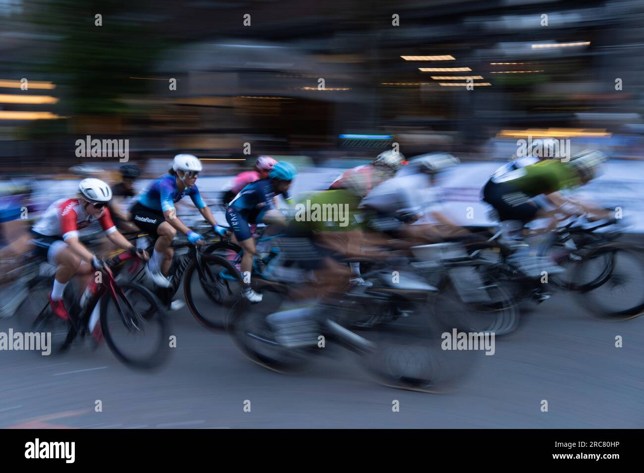 Vancouver, Colombie-Britannique, Canada. 12 juillet 2023. Les cyclistes prennent part à la course cycliste du Grand Prix de Gastown dans le quartier de Gastown, le plus ancien de la ville de Vancouver, au Canada. (Image de crédit : © Matias Basualdo/ZUMA Press Wire) USAGE ÉDITORIAL SEULEMENT! Non destiné à UN USAGE commercial ! Crédit : ZUMA Press, Inc./Alamy Live News Banque D'Images
