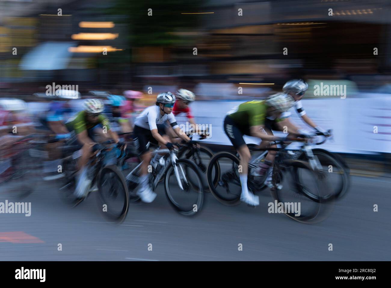 Vancouver, Colombie-Britannique, Canada. 12 juillet 2023. Les cyclistes prennent part à la course cycliste du Grand Prix de Gastown dans le quartier de Gastown, le plus ancien de la ville de Vancouver, au Canada. (Image de crédit : © Matias Basualdo/ZUMA Press Wire) USAGE ÉDITORIAL SEULEMENT! Non destiné à UN USAGE commercial ! Crédit : ZUMA Press, Inc./Alamy Live News Banque D'Images