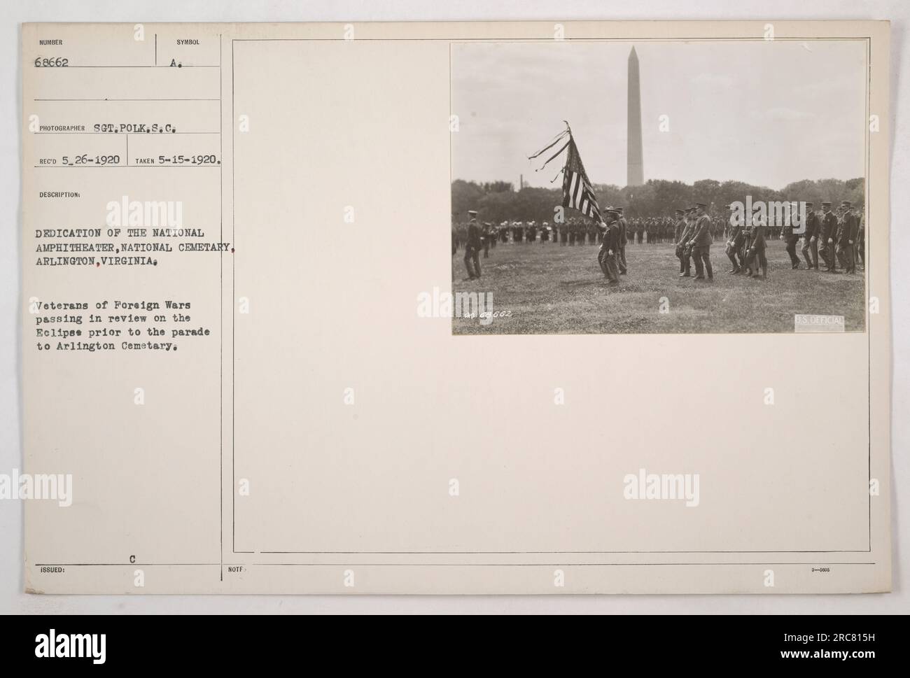 Gene McKinley (à gauche) et le général John J. Pershing (au centre) conduisent les vétérans des guerres étrangères dans un défilé sur l'Ellipse à Arlington, en Virginie, avant la cérémonie d'inauguration de l'amphithéâtre national au cimetière d'Arlington. 15 mai 1920. Banque D'Images