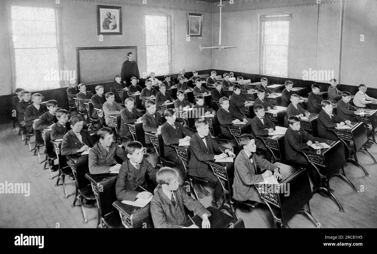 États-Unis : c. 1895 près de cinquante garçons s'assoient attentivement à leur bureau dans une salle de classe. Banque D'Images