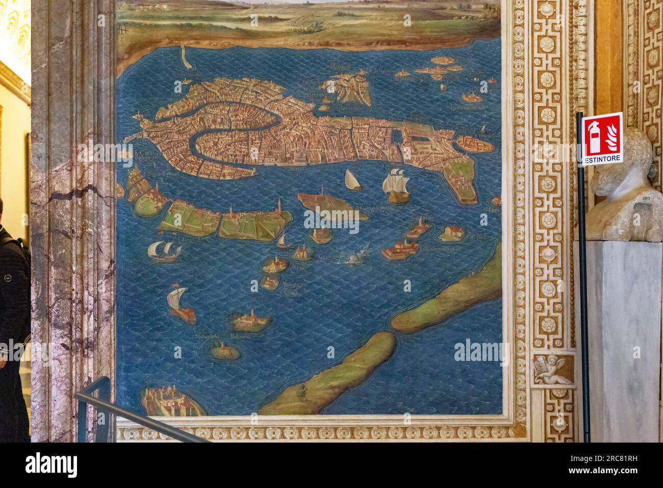 ROME, VATICAN - MARTH 9, 2023 : Ceci est l'une des cartes en relief dans la Galerie des cartes des Musées du Vatican. Banque D'Images