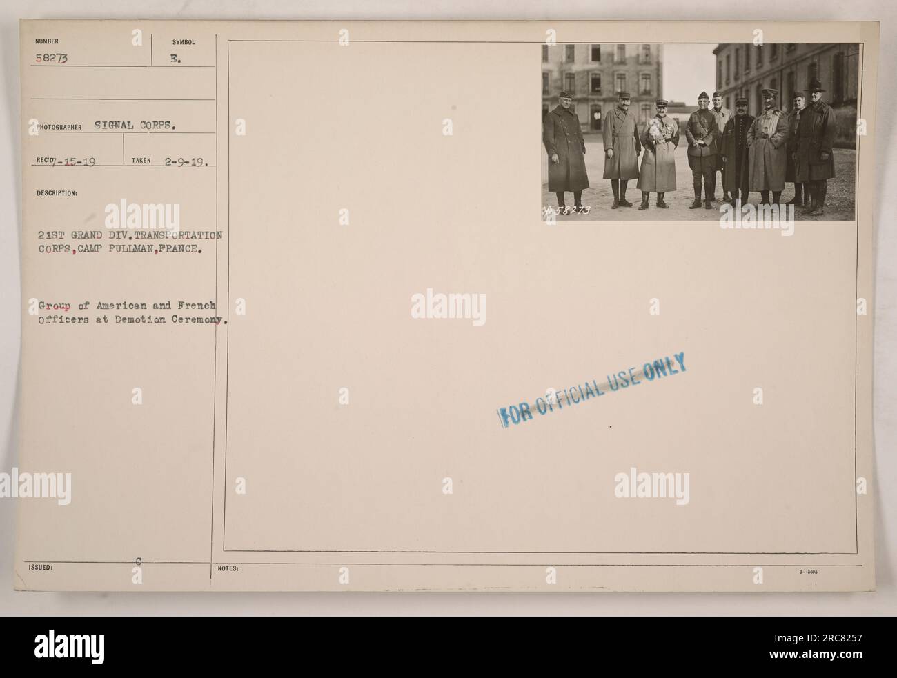 Groupe d'officiers américains et français lors d'une cérémonie de rétrogradation au Camp Pullman en France, qui faisait partie de la 21e Grande Div Transportation corps. Cette photographie a été prise le 9 février 1919 et est marquée comme « POUR USAGE OFFICIEL SEULEMENT ». Photographe : signal corps. (La légende peut varier légèrement en fonction des exigences de longueur.) Banque D'Images