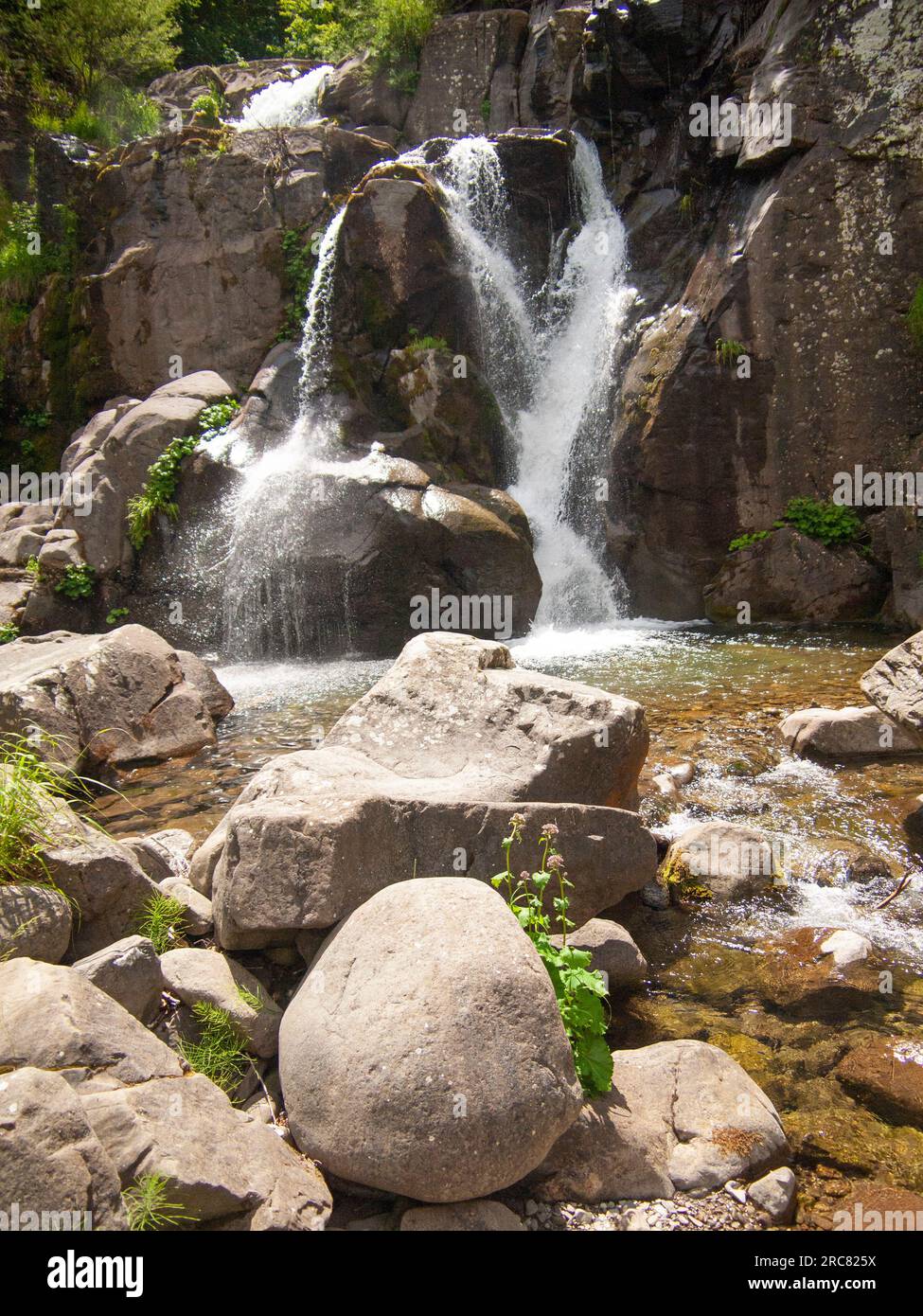 Italie, montagnes Appennino, la rivière et les chutes. Banque D'Images