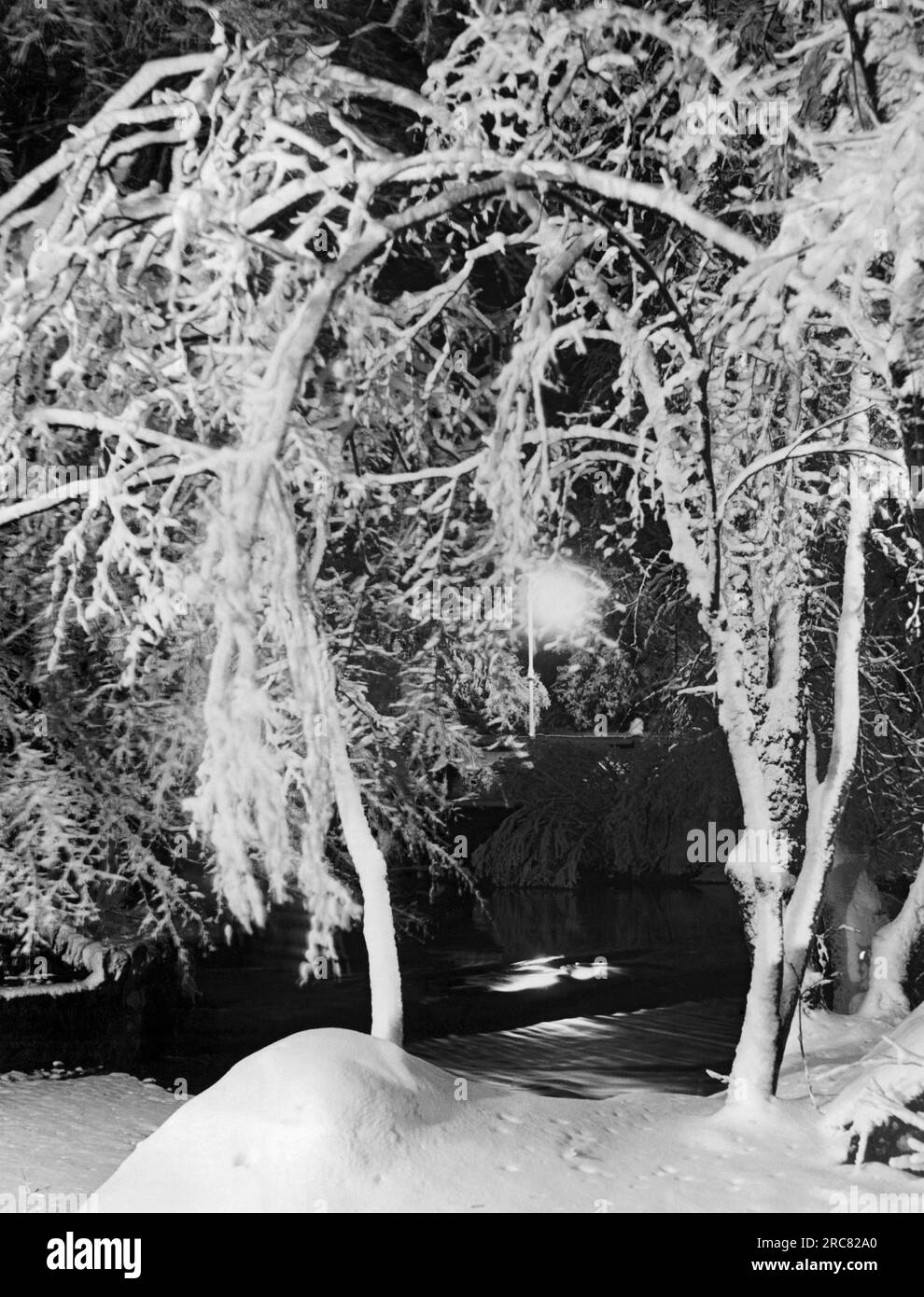 Washington, D.C. : 17 février 1937 Une scène hivernale nocturne après une forte chute de neige dans la capitale nationale. Banque D'Images