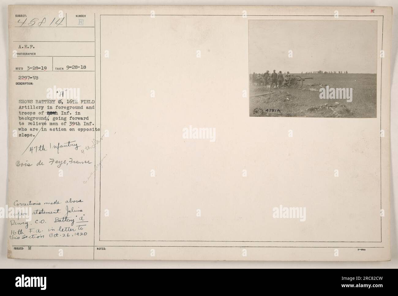 Batterie A, 16th Field Artillery au premier plan et troupes du 47th Infantry en arrière-plan, avançant pour soulager le 39th Infantry qui sont engagés dans le combat sur la pente opposée. La photo a été prise au Bois de Faye, France. Correction apportée par Jalvis Dewey, C.O. Battery A, 16th F.A. dans une lettre à cette section le 26 octobre 1920.' Banque D'Images