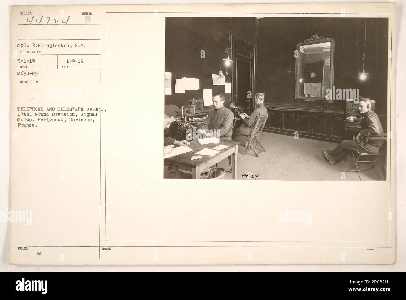 CPL. DROIT Ingleston du signal corps est photographié au bureau du téléphone et du télégraphe à Périgueux, en France, pendant la première Guerre mondiale. Cette image a été prise le 9 janvier 1919 et fait partie de la collection 111-SC-44724. Banque D'Images