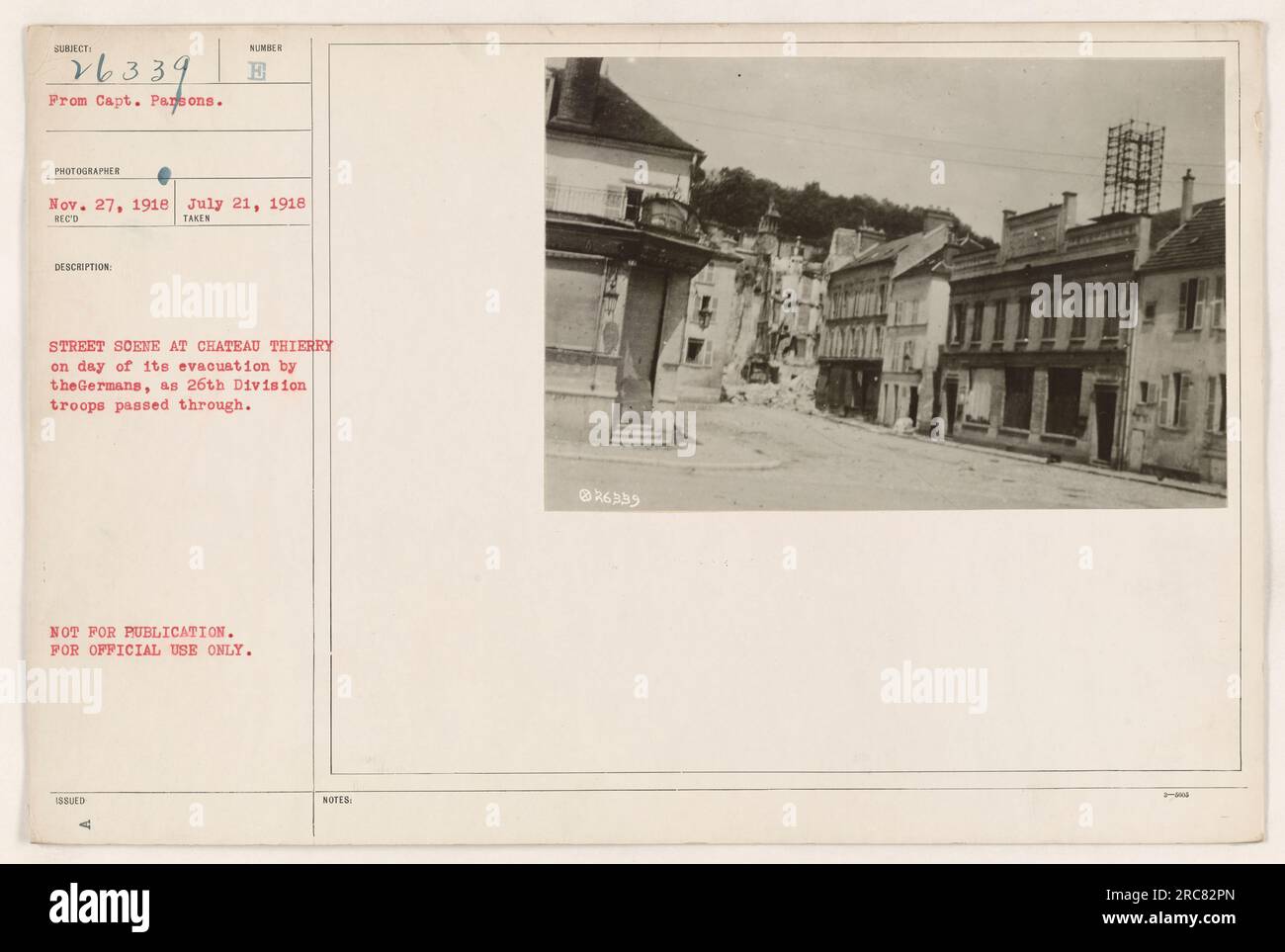 Les soldats de la 26e Division traversent les rues désertes de Château Thierry après l'évacuation allemande du 21 juillet 1918. Cette photo a été prise le 27 novembre 1918 par Captain Parbons et n'est pas destinée à un usage public, mais est destinée à des fins officielles seulement. Banque D'Images