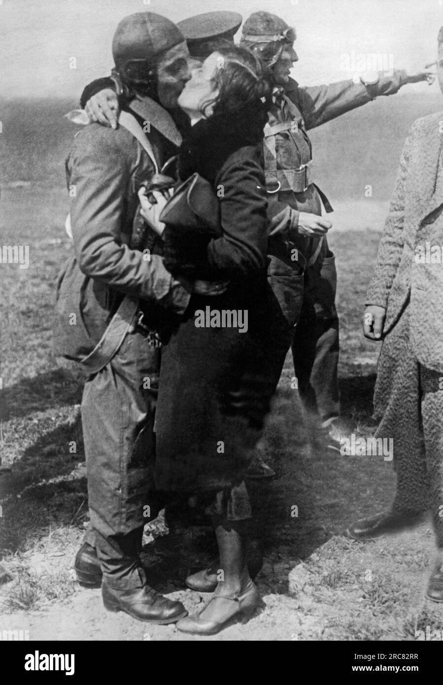 Allemagne : 24 mai 1931 Willi Ruge s’efforce de prendre les premiers autoportraits de parachute en plongeant dans le ciel alors qu’il saute d’un avion avec un parachute. Ici, la femme de Herr Boettcher, collègue de Ruge, embrasse son mari après l'avoir vu sauter d'un avion et descendre en toute sécurité en parachute. Banque D'Images