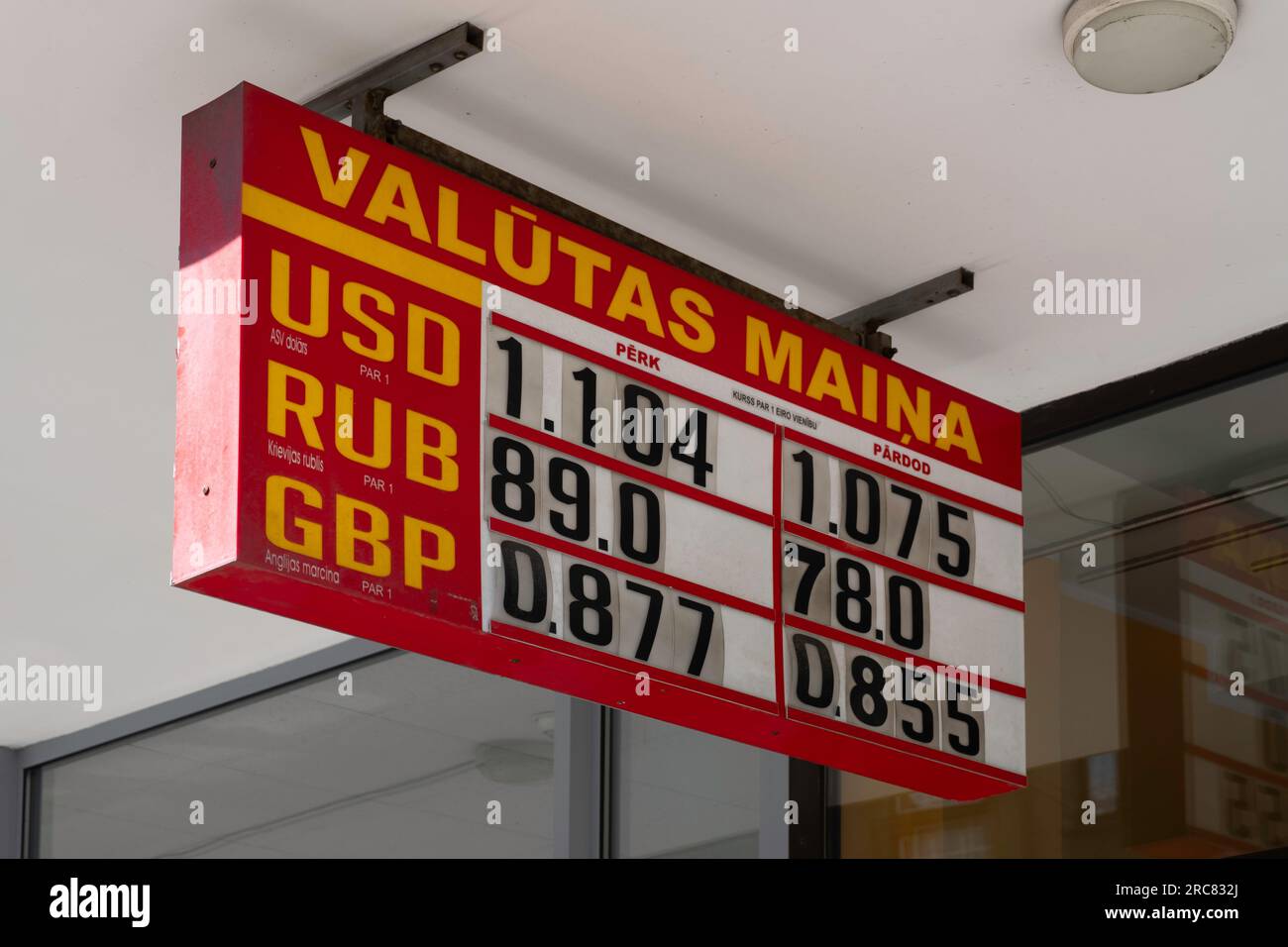 Enseigne dans un bureau de change à Riga montrant les principales devises actuelles, USD (dollar), RUB (rouble) et GBP (livre sterling) Banque D'Images