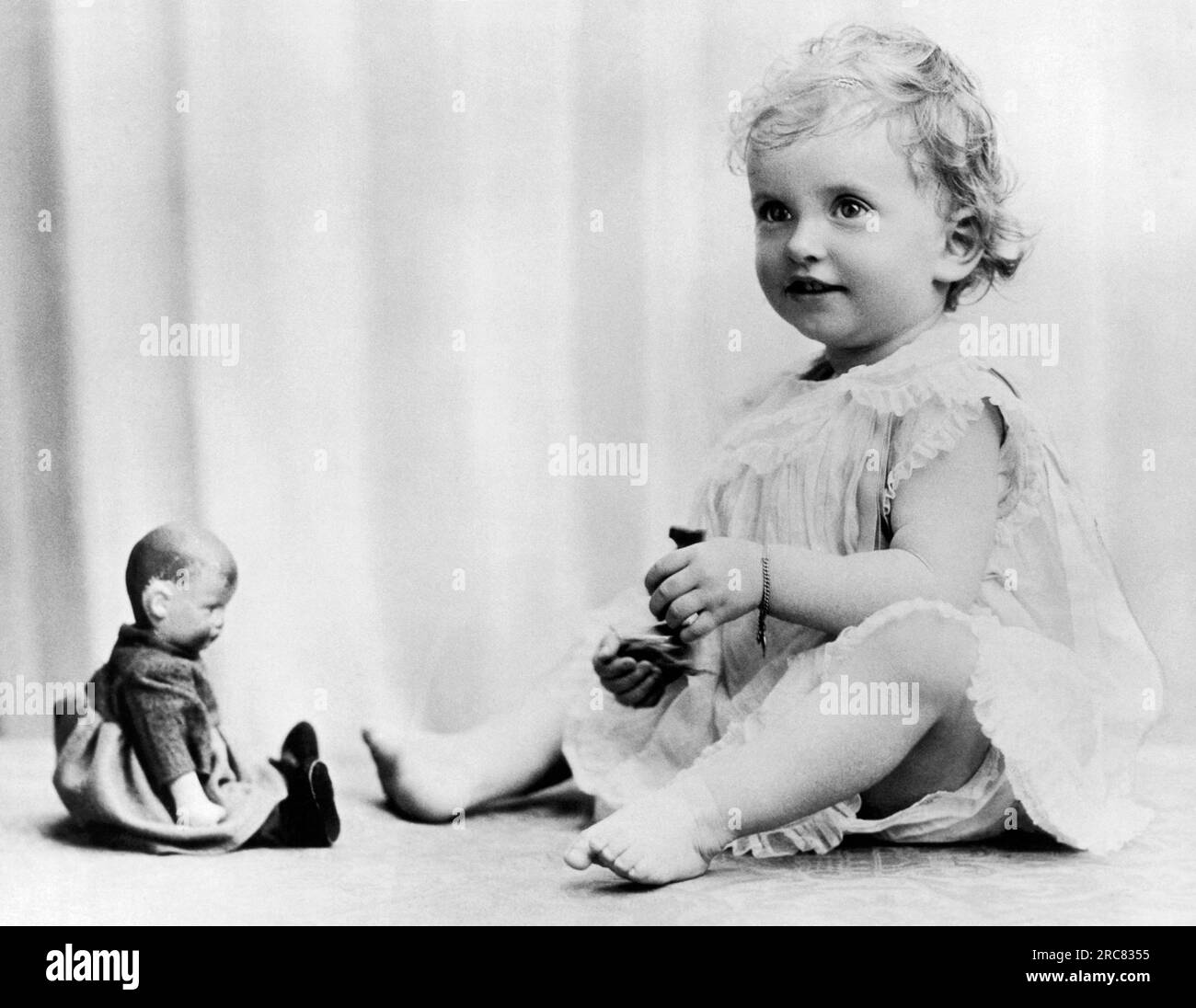 Angleterre : 14 juillet 1925 Un portrait de Patricia Mountbatten jouant avec ses poupées. Elle est la fille de Lord et Lady Louis Mountbatten, et l'arrière-petite-fille du roi Édouard VII Banque D'Images