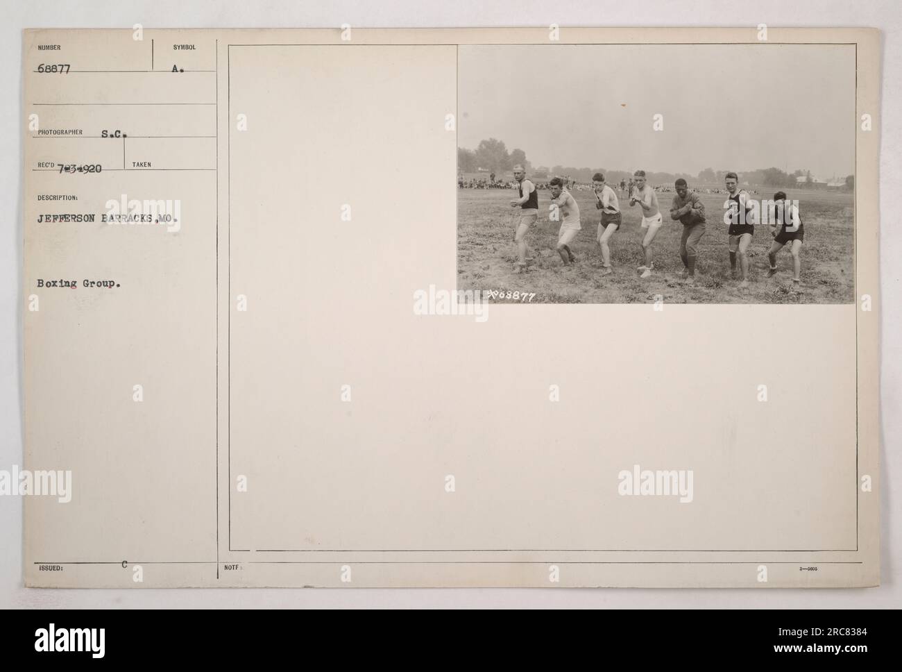 Cette photographie représente un groupe de boxe à Jefferson Barracks dans le Missouri pendant la première Guerre mondiale. Le groupe est identifié par le numéro 68877 et le numéro du photographe est S.C. 7434920. La description fournie indique que la photo a été prise à Jefferson Barracks et que le nom du fichier est A. NOTF 63877 PL. Banque D'Images