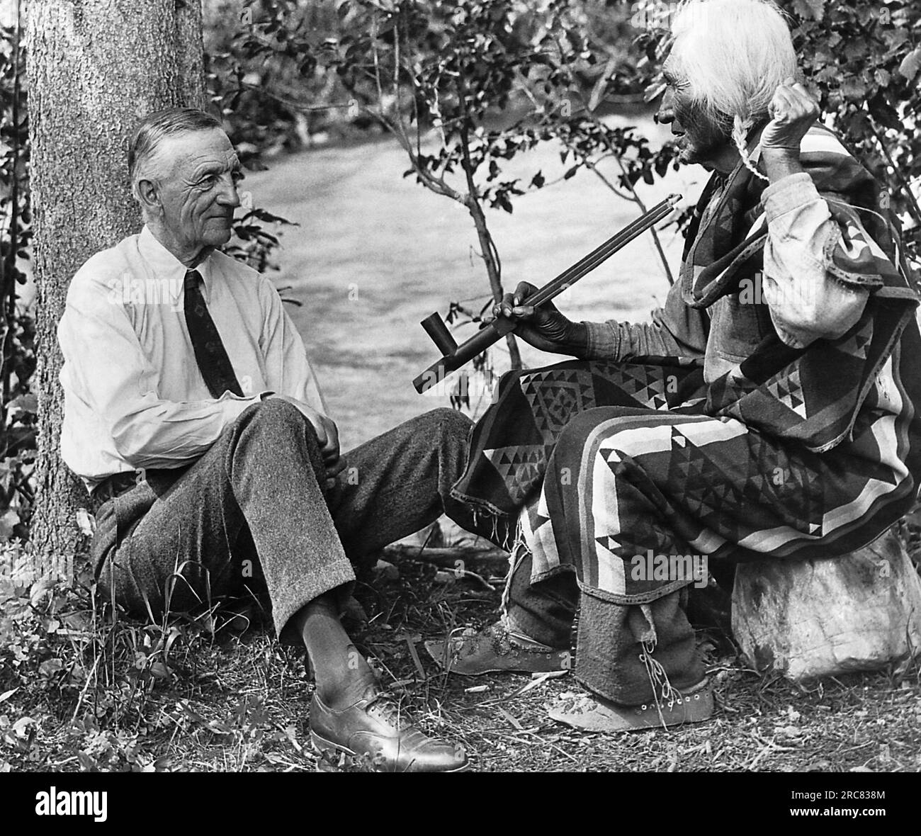 Parc national des Glaciers, Montana : 17 septembre 1926 auteur James Willard Schultz discute avec le chef Bear Hat de la tribu Kootenai dans la réserve de parc national des Glaciers. Le couple voyage à travers la Réserve des pieds-Noirs et ravive les légendes des tribus. Banque D'Images