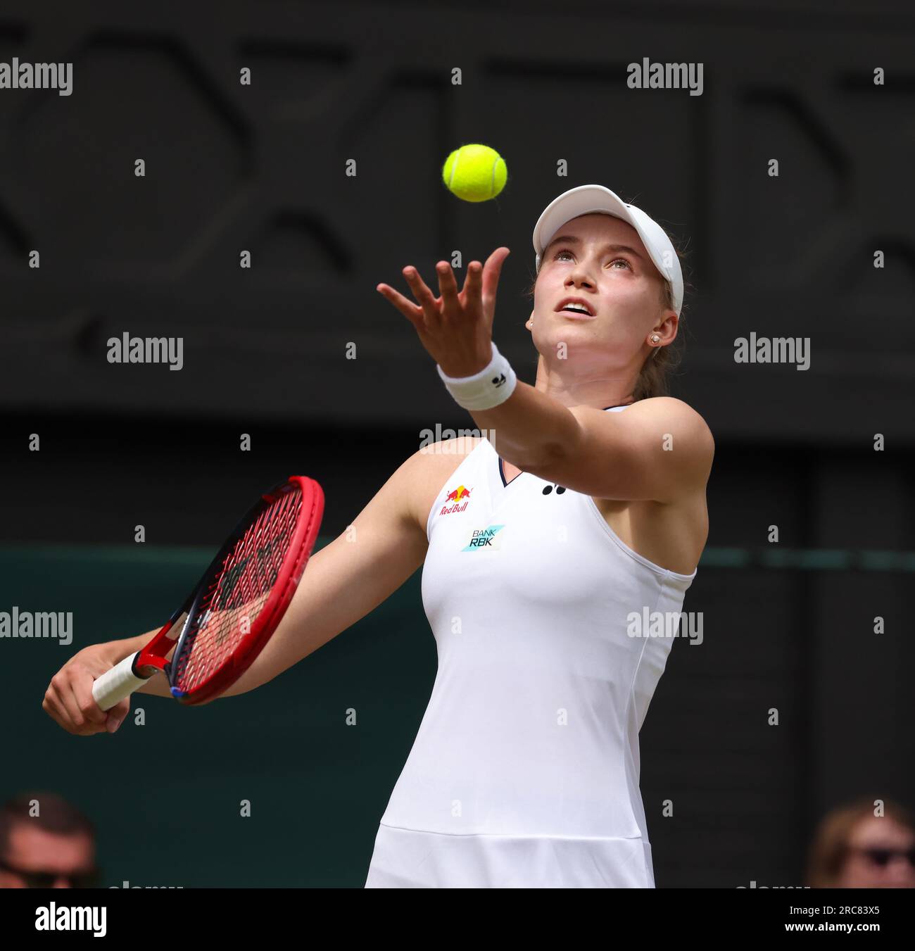Wimbledon, Royaume-Uni. 12 juillet 2023. Numéro 3 Elena Rybakina, du Kazhakstan, lors de sa défaite en demi-finale contre ONS Jabeur, de Tunisie, à Wimbledon. Crédit : Adam Stoltman/Alamy Live News Banque D'Images
