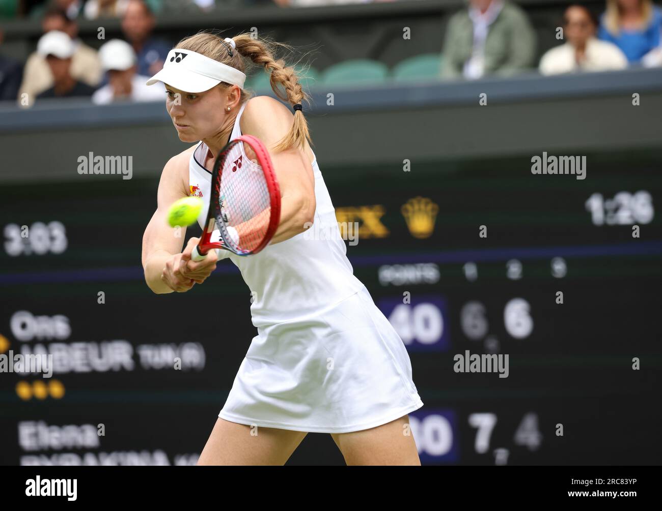 Wimbledon, Royaume-Uni. 12 juillet 2023. Numéro 3 Elena Rybakina, du Kazhakstan, lors de sa défaite en demi-finale contre ONS Jabeur, de Tunisie, à Wimbledon. Crédit : Adam Stoltman/Alamy Live News Banque D'Images