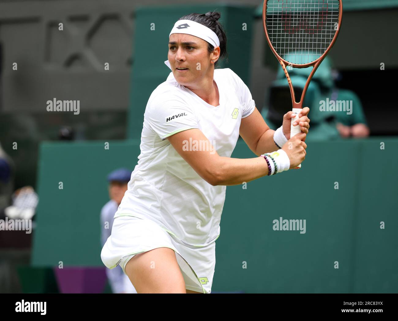 Wimbledon, Royaume-Uni. 12 juillet 2023. ONS Jabeur de Tunisie lors de sa victoire en quart de finale sur Elena Rybakina, championne en titre de Wimbledon, aujourd'hui à Wimbledon. Crédit : Adam Stoltman/Alamy Live News Banque D'Images