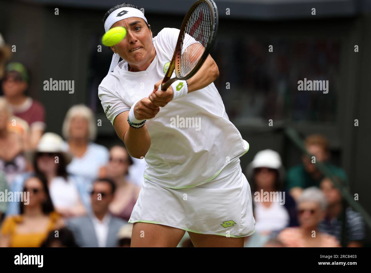 Wimbledon, Royaume-Uni. 12 juillet 2023. ONS Jabeur de Tunisie lors de sa victoire en quart de finale sur Elena Rybakina, championne en titre de Wimbledon, aujourd'hui à Wimbledon. Crédit : Adam Stoltman/Alamy Live News Banque D'Images
