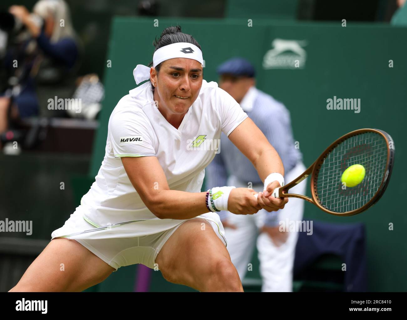 Wimbledon, Royaume-Uni. 12 juillet 2023. ONS Jabeur de Tunisie lors de sa victoire en quart de finale sur Elena Rybakina, championne en titre de Wimbledon, aujourd'hui à Wimbledon. Crédit : Adam Stoltman/Alamy Live News Banque D'Images