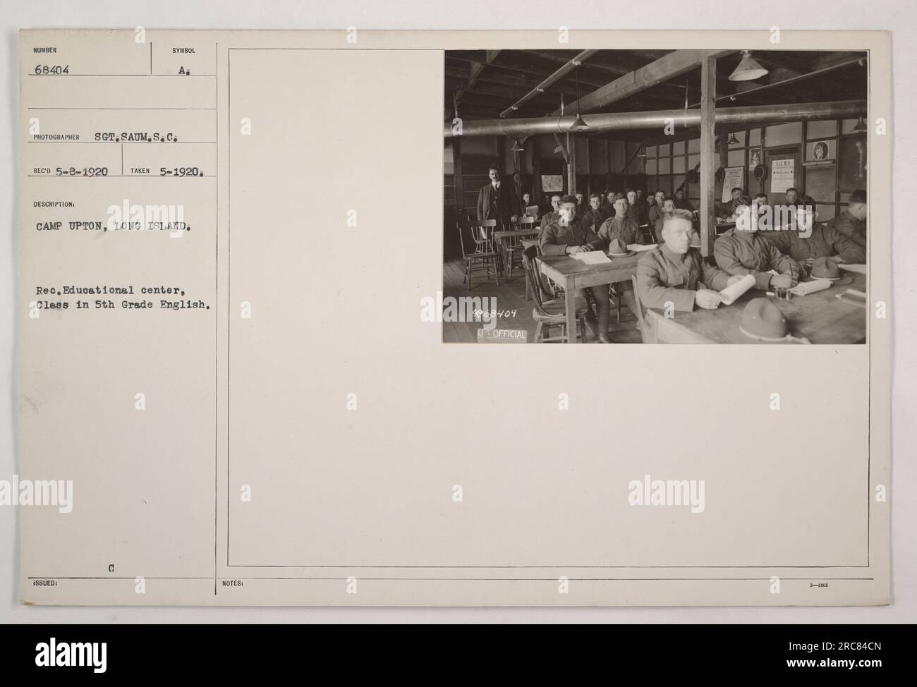 Camp Upton, situé sur long Island, abritait un centre récréatif et éducatif pendant la première Guerre mondiale Cette photo particulière, prise le 2 mai 1920, représente un cours d'anglais de 5e année en session. L'image, marquée avec le numéro de code 68404, a été capturée par le sergent Saum.S.C. C'est une photographie officielle de l'armée américaine. Banque D'Images