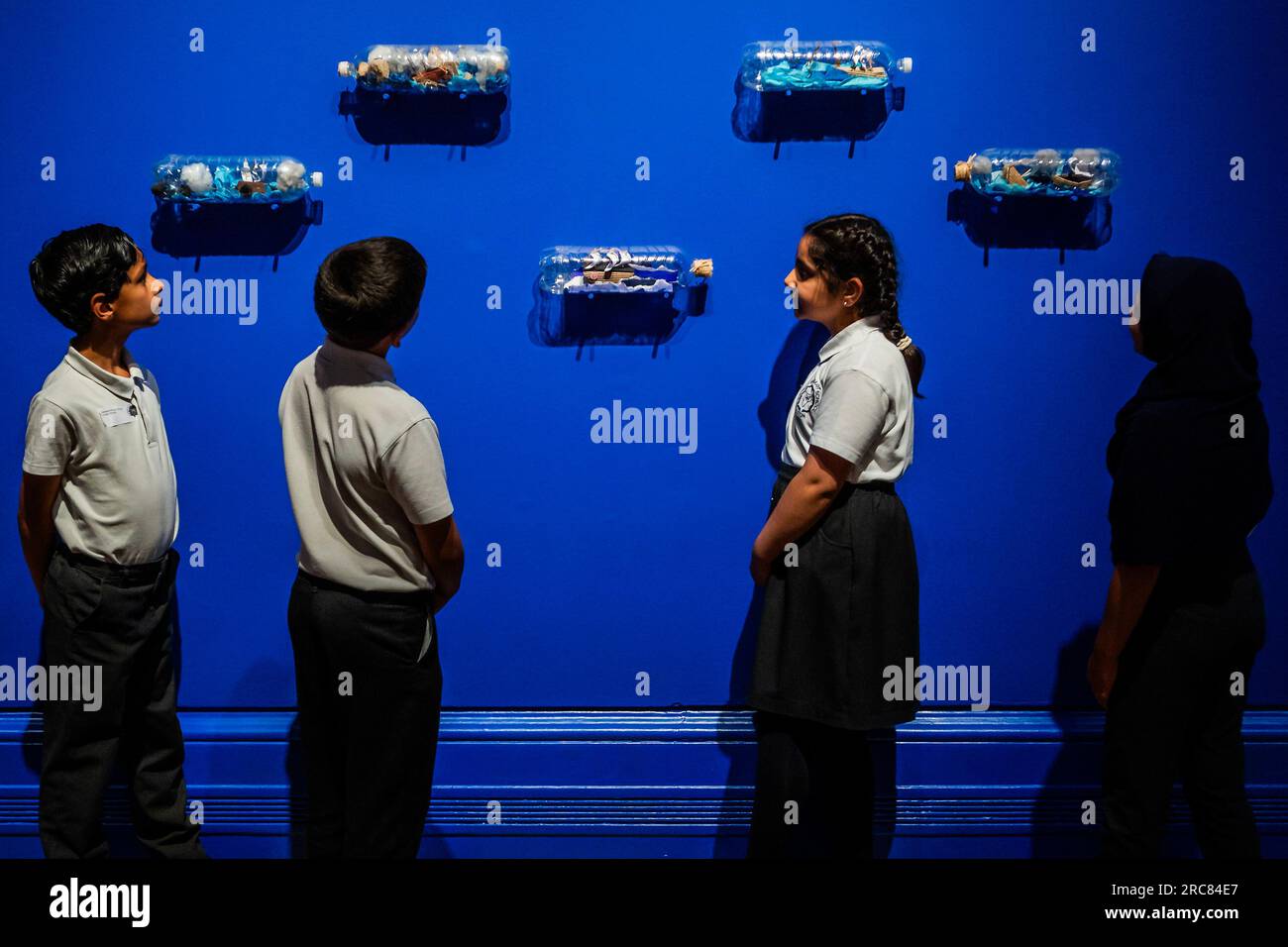 Londres, Royaume-Uni. 13 juillet 2023. Ships in Bottles by Icknield Primary School, Luton, 8-9 ans - la National Gallery présente des œuvres d'art pour enfants dans la 28e exposition annuelle Take One Picture, avec des étudiants de tout le pays s'inspirant de A Shipwreck in Stormy Seas de Claude-Joseph Vernet. Crédit : Guy Bell/Alamy Live News Banque D'Images