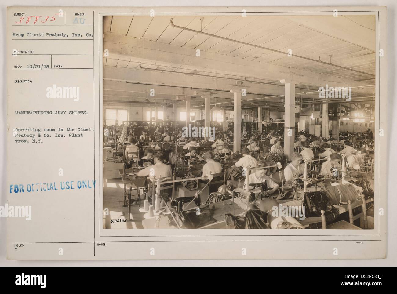 La photographie montre une salle d'opération dans l'usine Cluett Peabody & Co. Inc. À Troy, NY. La société fabrique des chemises militaires pendant la première Guerre mondiale. Cette image a été prise par un photographe non identifié et a été enregistrée le 21 octobre 1918. Le numéro d'image et les notes sont des numéros de référence fournis par l'armée des États-Unis. Banque D'Images