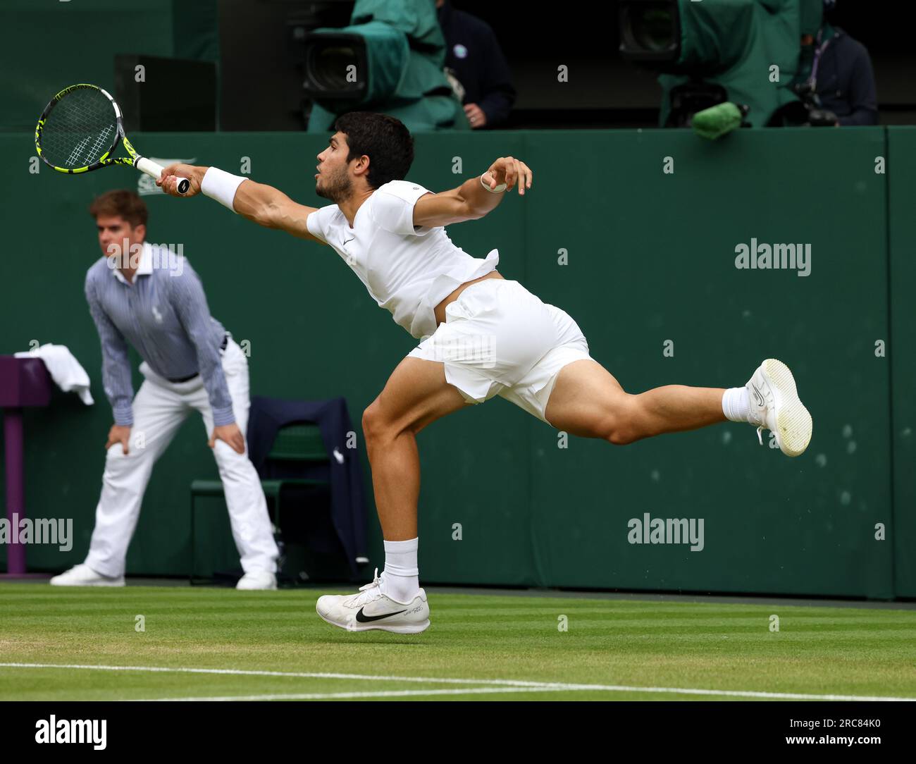 Wimbledon, Royaume-Uni. 12 juillet 2023. Carlos Alcaraz d'Espagne lors de son match de quart de finale contre Holger Rune du Danemark à Wimbledon. Crédit : Adam Stoltman/Alamy Live News Banque D'Images