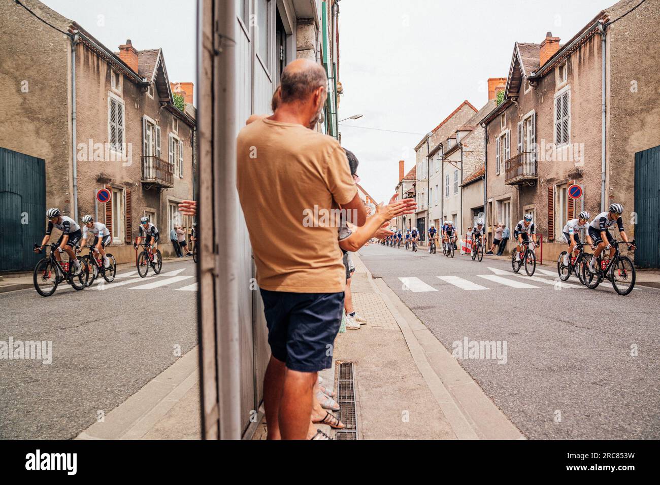 Moulins, France. 12 juillet 2023. Photo de Zac Williams/SWpix.com- 12/07/2023 - Cyclisme - Tour de France 2023 - étape 11 Clermont-Ferrand à Moulins (179.8km) - Emirats Arabes Unis Team. Crédit : SWpix/Alamy Live News Banque D'Images