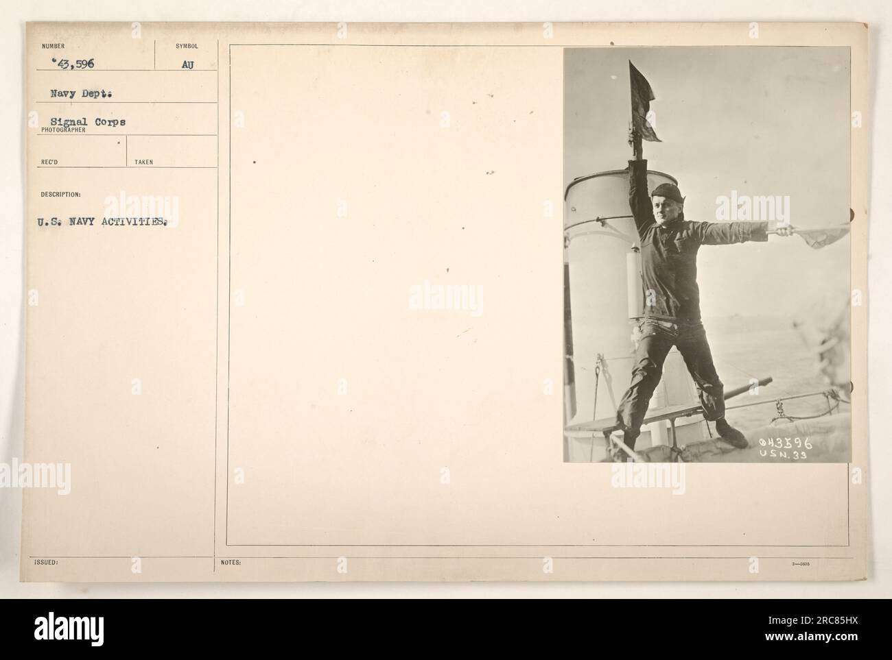 Cette photographie montre des États-Unis Activités de la marine pendant la première Guerre mondiale Le personnel de la marine est vu engagé dans leurs fonctions à bord d'un navire. L'image a été prise par un photographe du Navy Department signal corps. Le numéro d'identification 111-SC-43596 a été attribué à la photographie. Banque D'Images